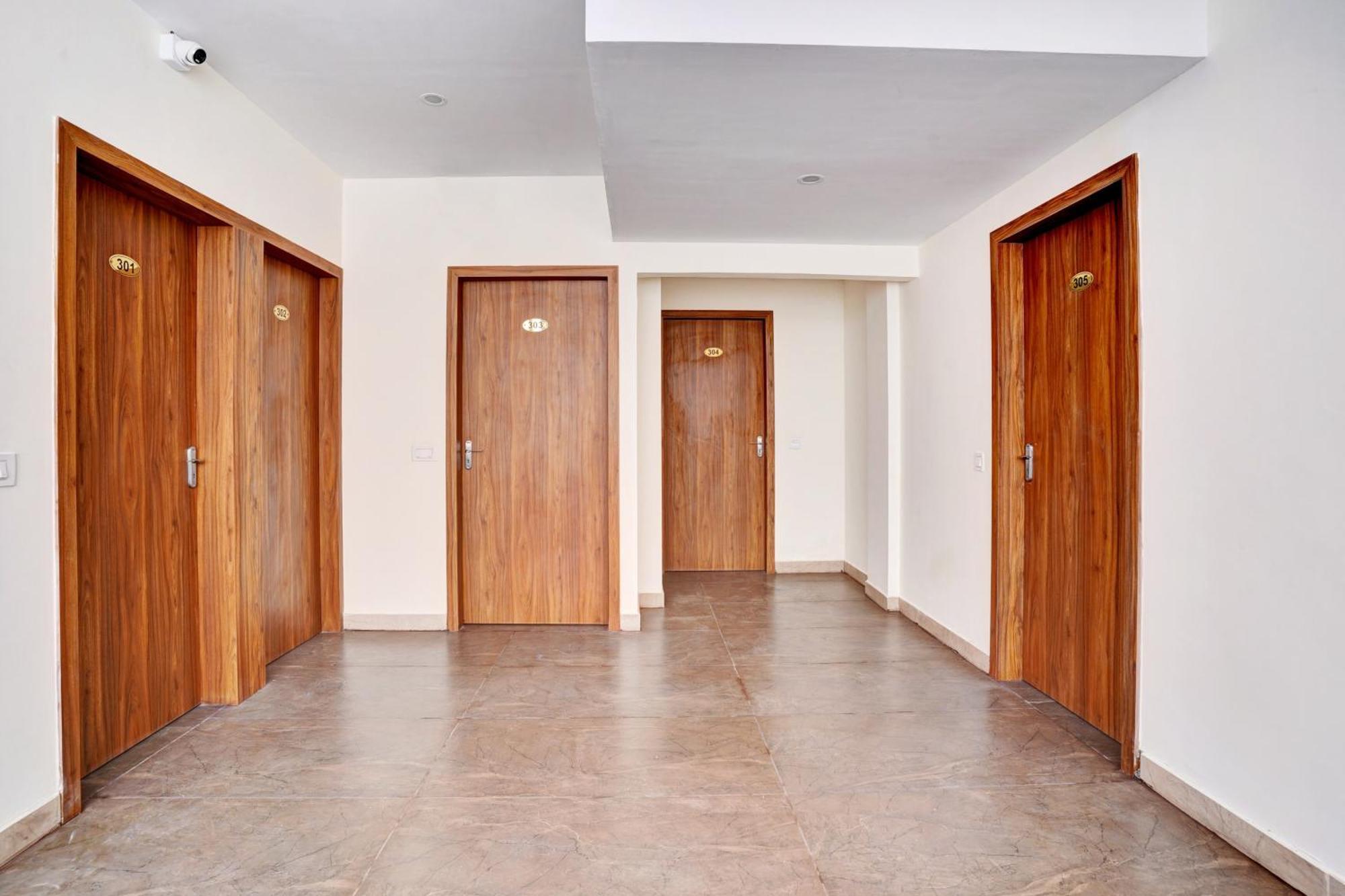 Hotel O Gayathri Metro Deluxe Бангалор Экстерьер фото