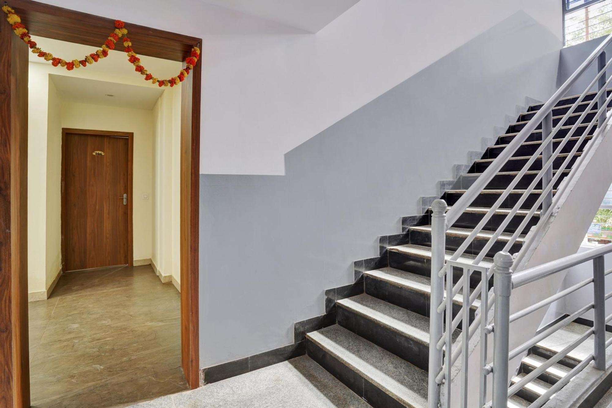 Hotel O Gayathri Metro Deluxe Бангалор Экстерьер фото